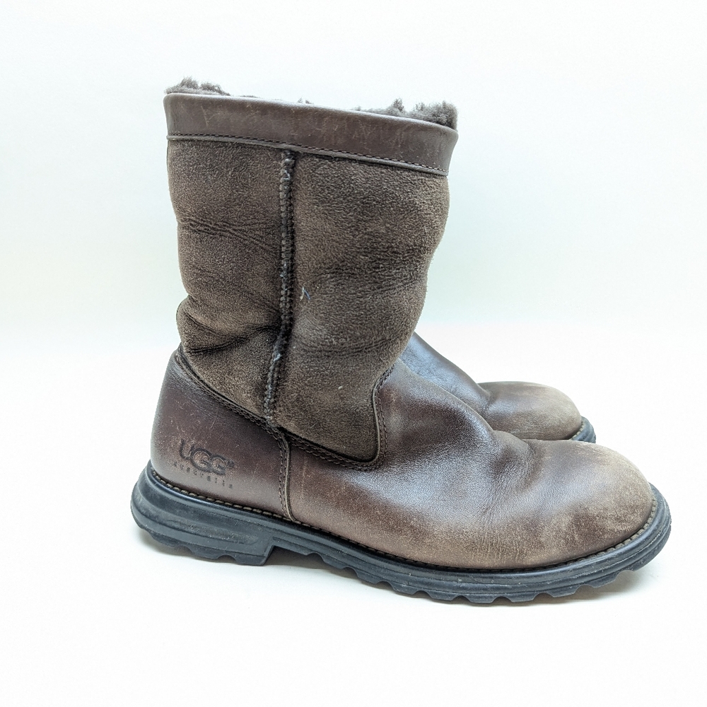 UGG AUSTRALIA Women's LEATHER SZ 8 MID LENGTH Sheepskin Linining 5381